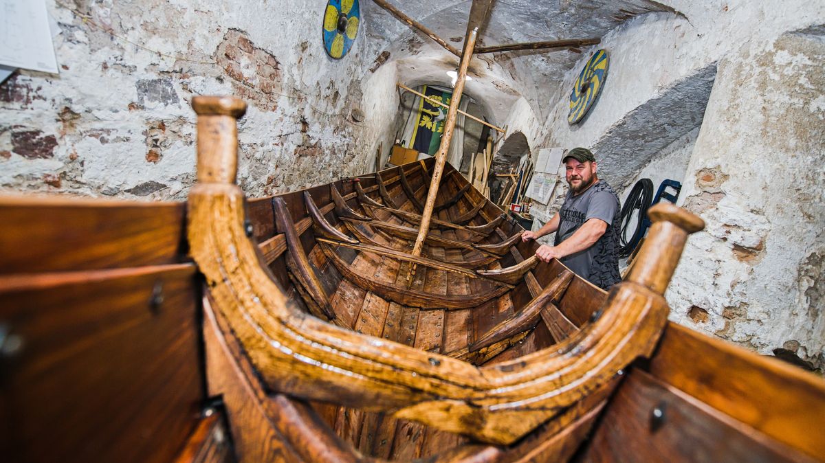 FOTO: Tři kamarádi vyrábějí vikingskou loď, koncem roku ji plánují pokřtít na Oslavě